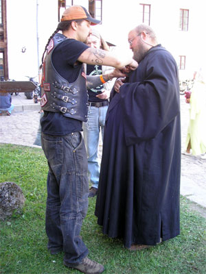 о.Сергия награждают байкерским крестом, члены байкклуба Нарвского