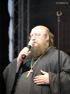 Игумен Сергий Рыбко со словом пастыря на "Narva Bike 2009"
