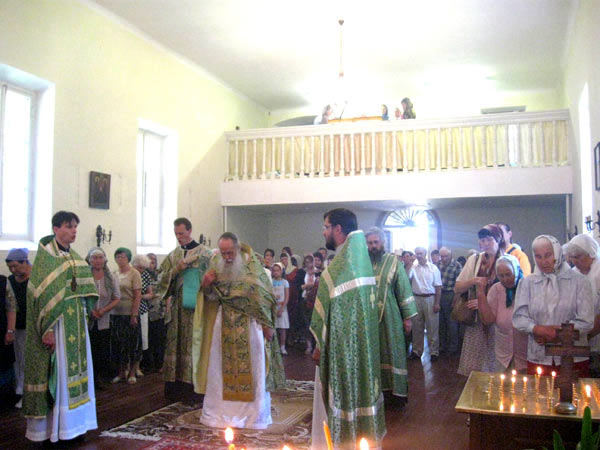 На снимке:  Молебен прп. Сергию Радонежскому возглавляет Его Высокопреосвященство Митрополит Виленский и Литовский Хризостом