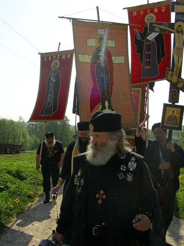 Крестный Ход с духовенством и мирянами вокруг могилы Воина Евгения Родионова