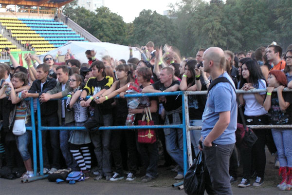 Молодежь пришедшая на рок-фестиваль. Фото: Диакон Николай.