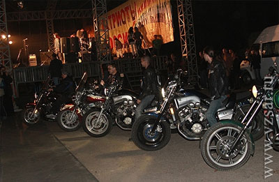 Саратовские байкеры, которые подвезли к сцене участников группы Маврин