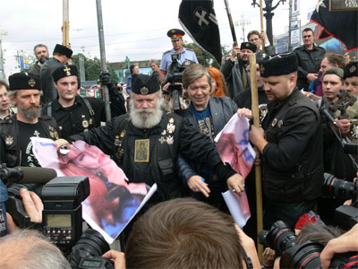 Православные Хоругвеносцы уничтожают постер "мадонны". Слева Глава СПХ Леонид Симонович-Никшич, справа Ю.Агещев.