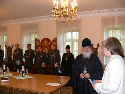 Святейший Патриарх Московский и Всея Руси Кирилл (тогда митрополит) награждает Юрия Агещева 
