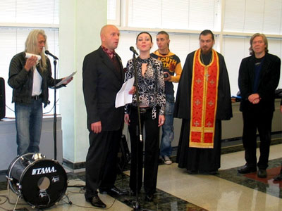 на фото - Николай Курьянович, будучи депутатом Госдумы, устроил прямо в фойе Думы уникальный рок концерт, где сам исполнил рок композицию 
