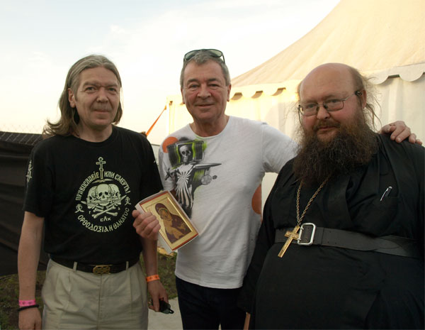 Один из основателей Deep Perple Ян Гиллан (в центре), игумен Сергий (Рыбко) и Юрий Агещев