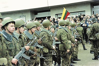 За альфовцев на фотографиях января 1991-го часто выдают обычных солдат и десантников с автоматами АКМ.