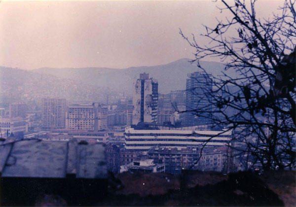 Вид на центр Сараево с сербских позиций в районе Еврейского кладбища в Сараево