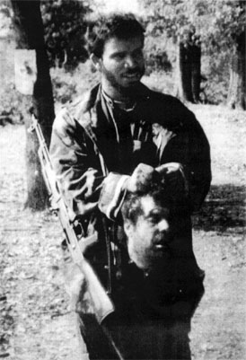 Моджахед из Саудовской Аравии с головой убитого серба под Тесличем в Боснии в 1992 году