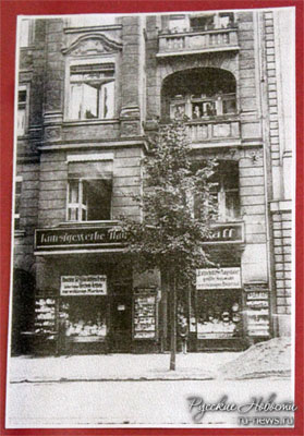 На 3-м этаже этого дома семья Карсавина снимала квартиру (на балконе вместе с хозяйкой квартиры Фрау Гендрих). Берлин, 1925 г.