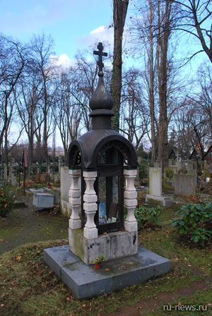 Часовенка в память всех русских, которые вынуждены были уйти и умереть на чужбине. Ольшанском кладбище в Праге 