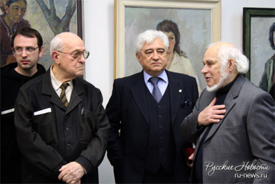 Слева художник Владимир Касаткин, в центре посол РФ в Литве Владимир Чхиквадзе, справа художник Анатолий Стишко