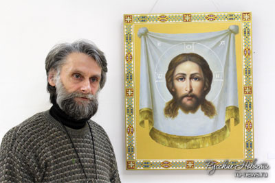 Александр Осин у выполненной им иконы Лик Христа