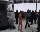 Голому активисту «евромайдана» «Беркут» спас жизнь