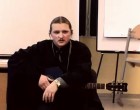 Отец Олег Шляхтенко исполняет песни