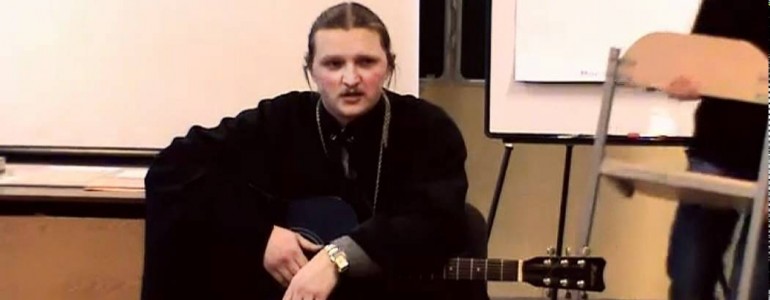 Отец Олег Шляхтенко исполняет песни