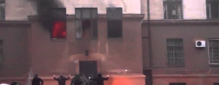 Фашисты добивают палками выживших от падения из окон горящего Дома профсоюзов (видео)