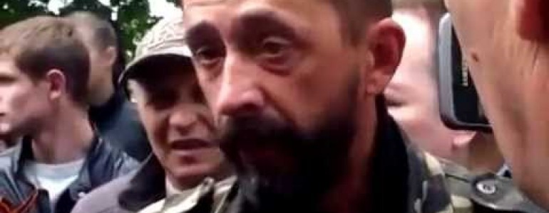 Мариуполь. горожане поймали военного (видео)