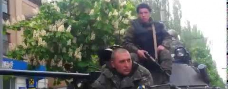 Мариуполь. Горожане требуют от украинских военных уехать (видео)