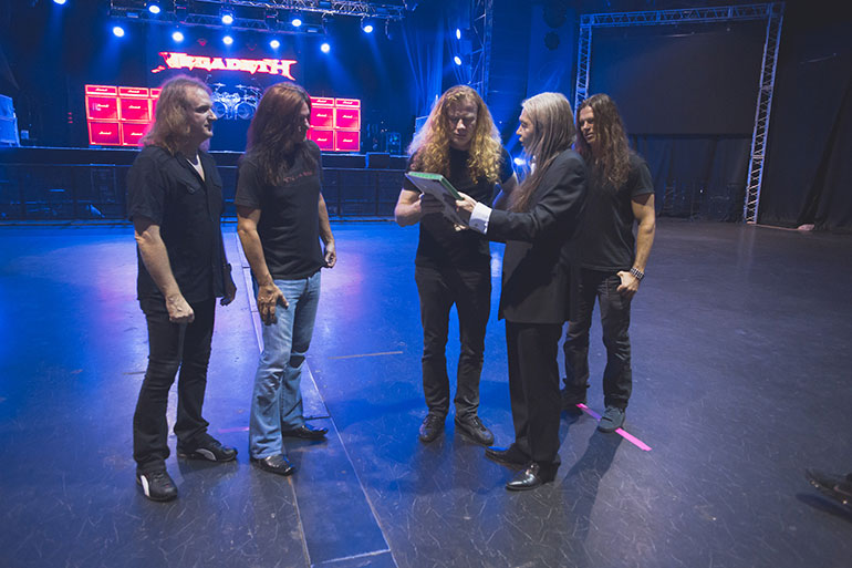 Юрий Агещев дарит лидеру группы Megadeth Дейву Мастейну православную икону.