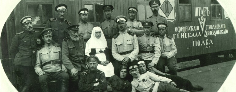 Штаб 2 офицерского Дроздовского стрелкового полка. Харьков 1919 г. В центре фотоснимка — «дедушка» Манштейн, за ним Виноградов (в будущем- архимандрит Исаакий).
