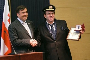 Михаил Саакашвили (слева) вручает Станиславу Садальскому (справа) грузинский паспорт и Орден Чести, 2007 год. Фото «Россия сегодня».