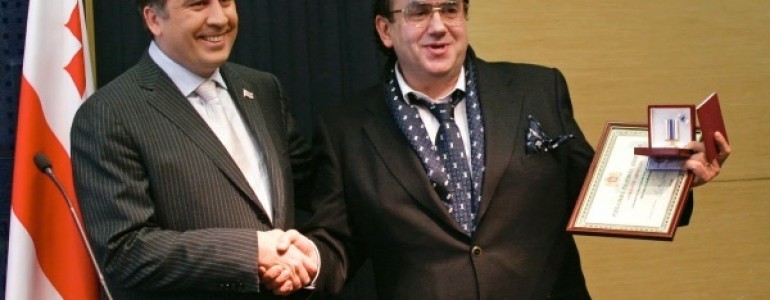Михаил Саакашвили (слева) вручает Станиславу Садальскому (справа) грузинский паспорт и Орден Чести, 2007 год. Фото «Россия сегодня».
