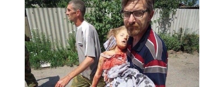 Врач Михаил Коваленко с убитым ребёнком. Славянск.