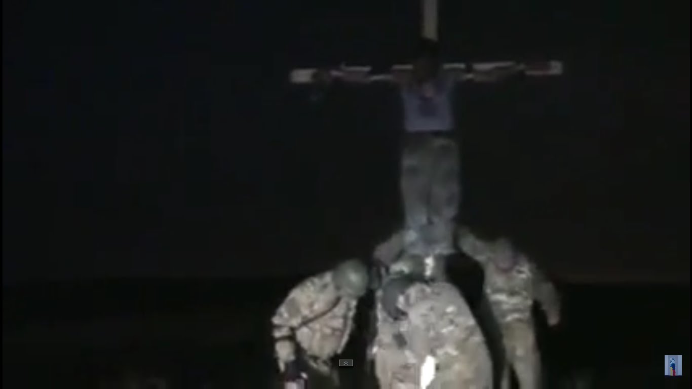 Бойцы украинского полка «Азов» заживо сожгли на кресте ополченца Новороссии (слабонервным видео не смотреть +18)