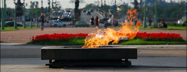 Вечный огонь на Марсовом поле в Санкт-Петербурге