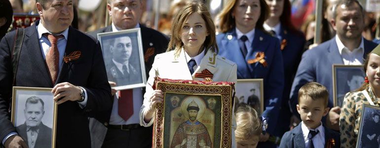 Наталия Поклонская с иконой Царя-Мученика. Фото: AFP