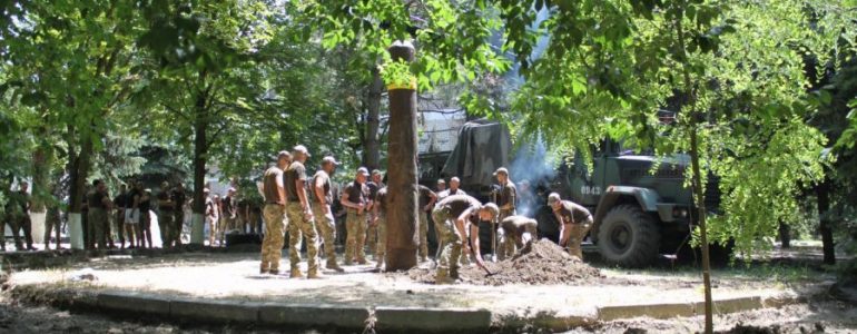 Бойцы полка «Азов» устанавливают идол Перуна