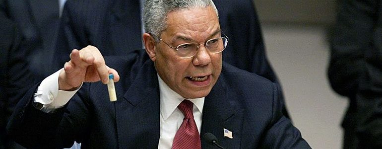 Госсекретарь США Колин Пауэлл со знаменитой пробиркой на Совбезе ООН