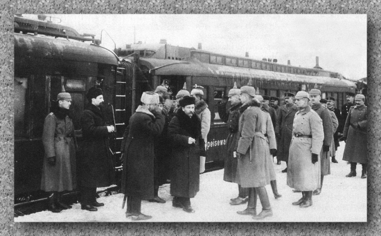 Встреча Л. Б. Каменева немецкими военными представителями на вокзале Брест-Литовска перед началом в декабре советско-германских мирных переговоров. Первая часть переговоров велась с 9 (22) декабря по 15 (28) декабря 1917 г.
