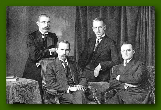 Президиум Совета Литвы («Тарибы», 1918): А. Сметона, Ю. Стаугайтис (сидят), Й. Шярнас, Ю. Шаулис (стоят)