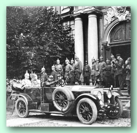 Немецкий Кайзер Вильгельм II в Вильне, август 1916 г., отъезжает в автомобиле после посещения кафедрального Собора Св. Казимира