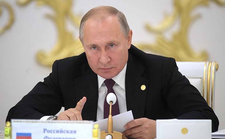 Владимир Путин пообещал заткнуть “поганый рот” переписчиков истории документами