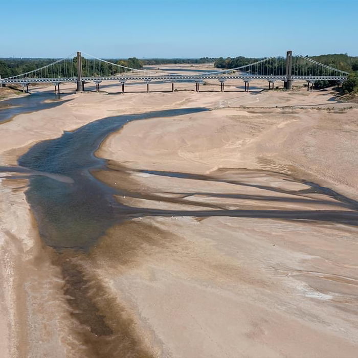 Пересохла самая длинная во Франции река Луара