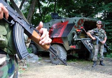 Албанские боевики у своего БТР
