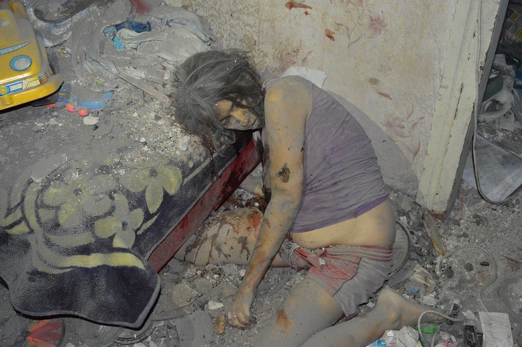 Последствия обстрела Украинской армией. Убитая беременная женщина.