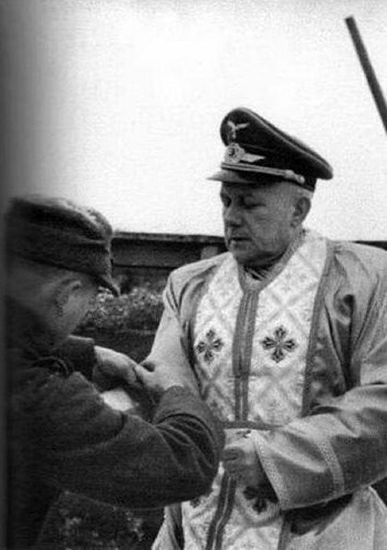 Капеллан УГКЦ «Нахтигаль» Иван Гриньох в фашистской фуражке